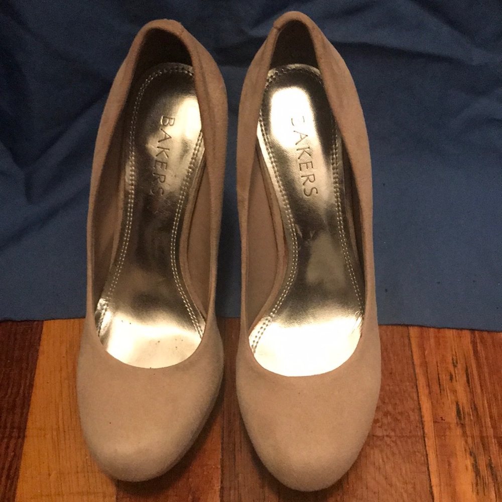 Bakers Nude Suede Platform Pumps SZ 6.5B